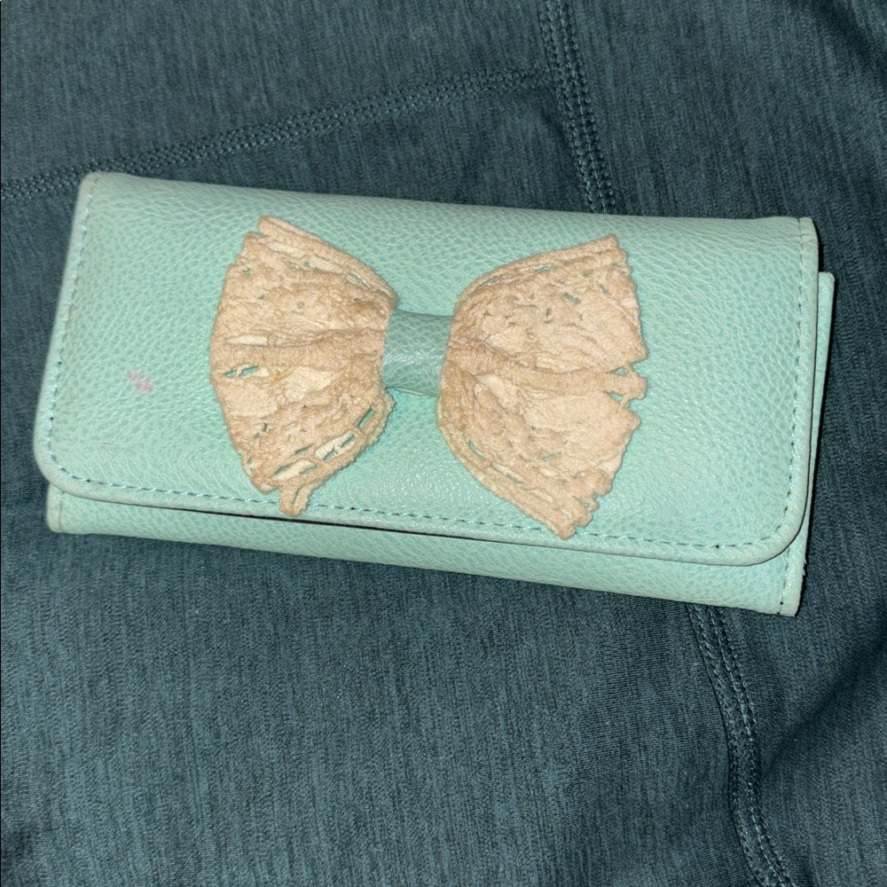 Cutie lil trifold wallet. Five big cash slots;